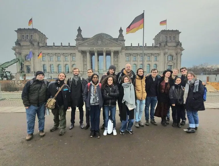 Gruppe der Deutschen Esperanto-Jugend vor dem Bundestag